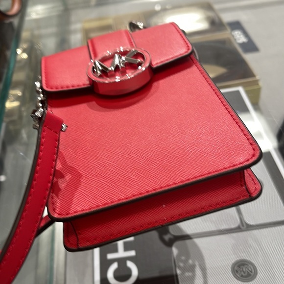 Michael Kors Carmen Small Logo Smartphone Crossbody Bag
Bright Red
NWT - Picture 8 of 16